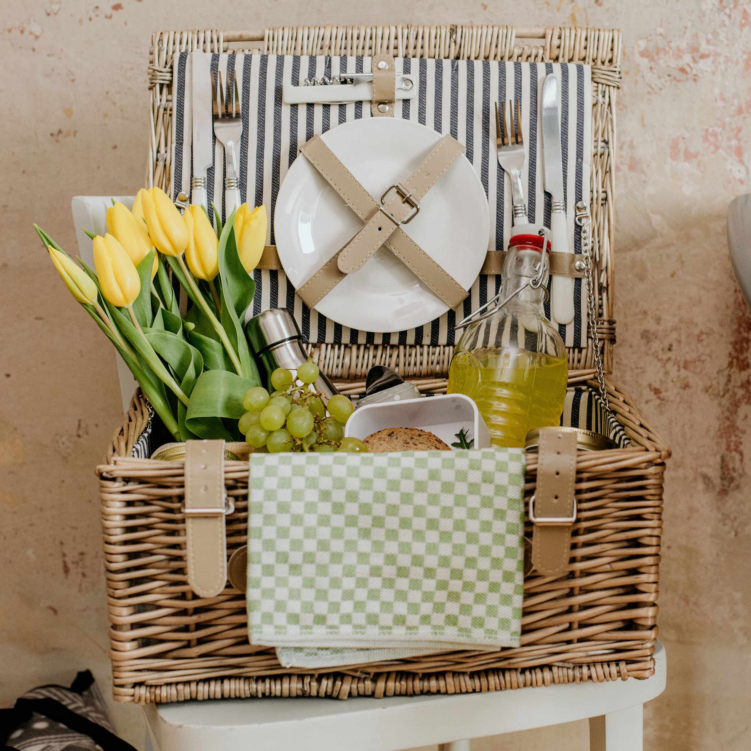 A DAY IN THE PARK Picnic basket for 2 persons W 40 x D 30cm BUTLERS Malta