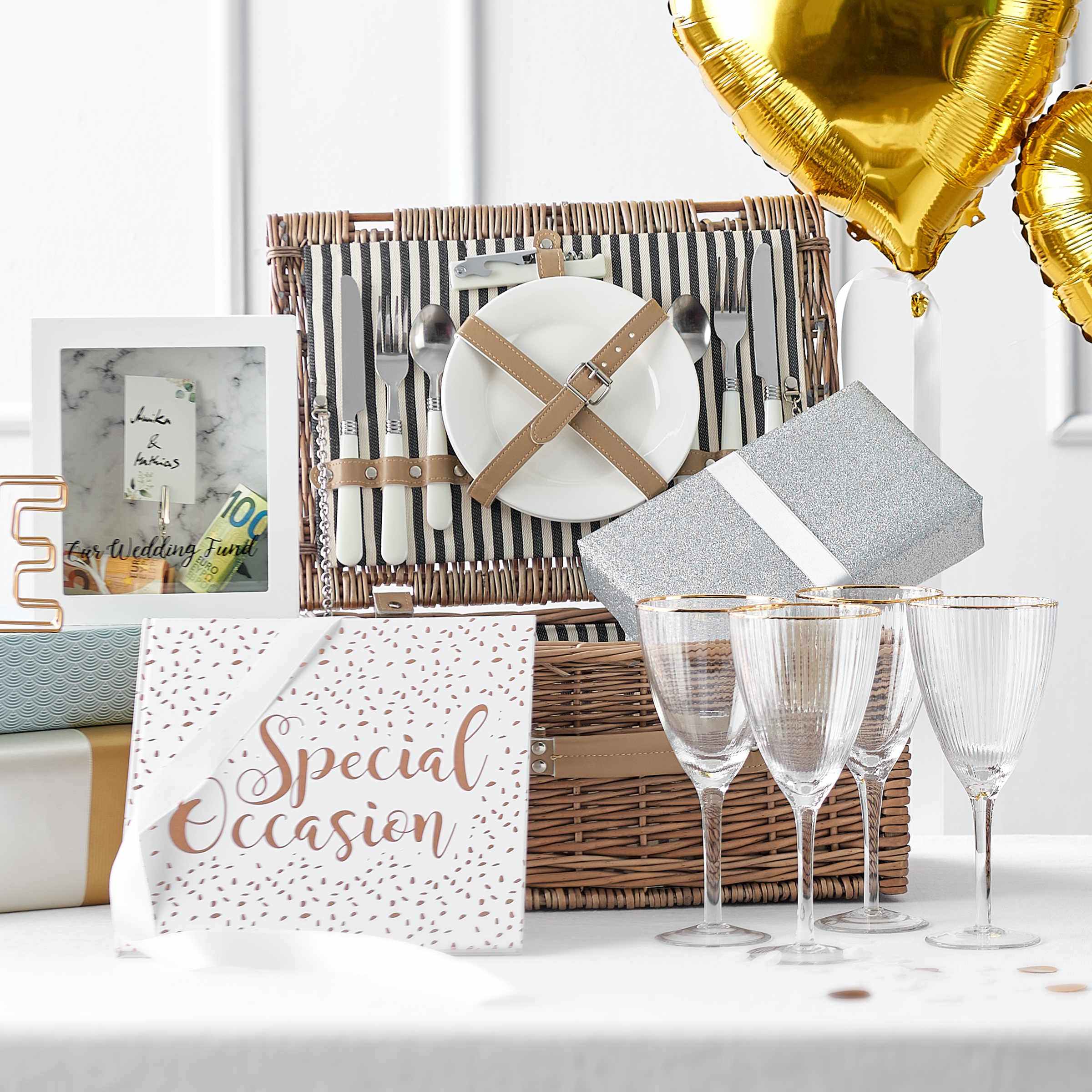 A DAY IN THE PARK Picnic basket for 2 persons W 40 x D 30cm BUTLERS Malta