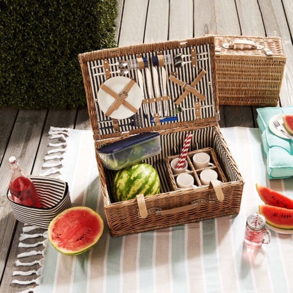 A DAY IN THE PARK Picnic basket for 4 people W 55 x D 37cm - Image 2