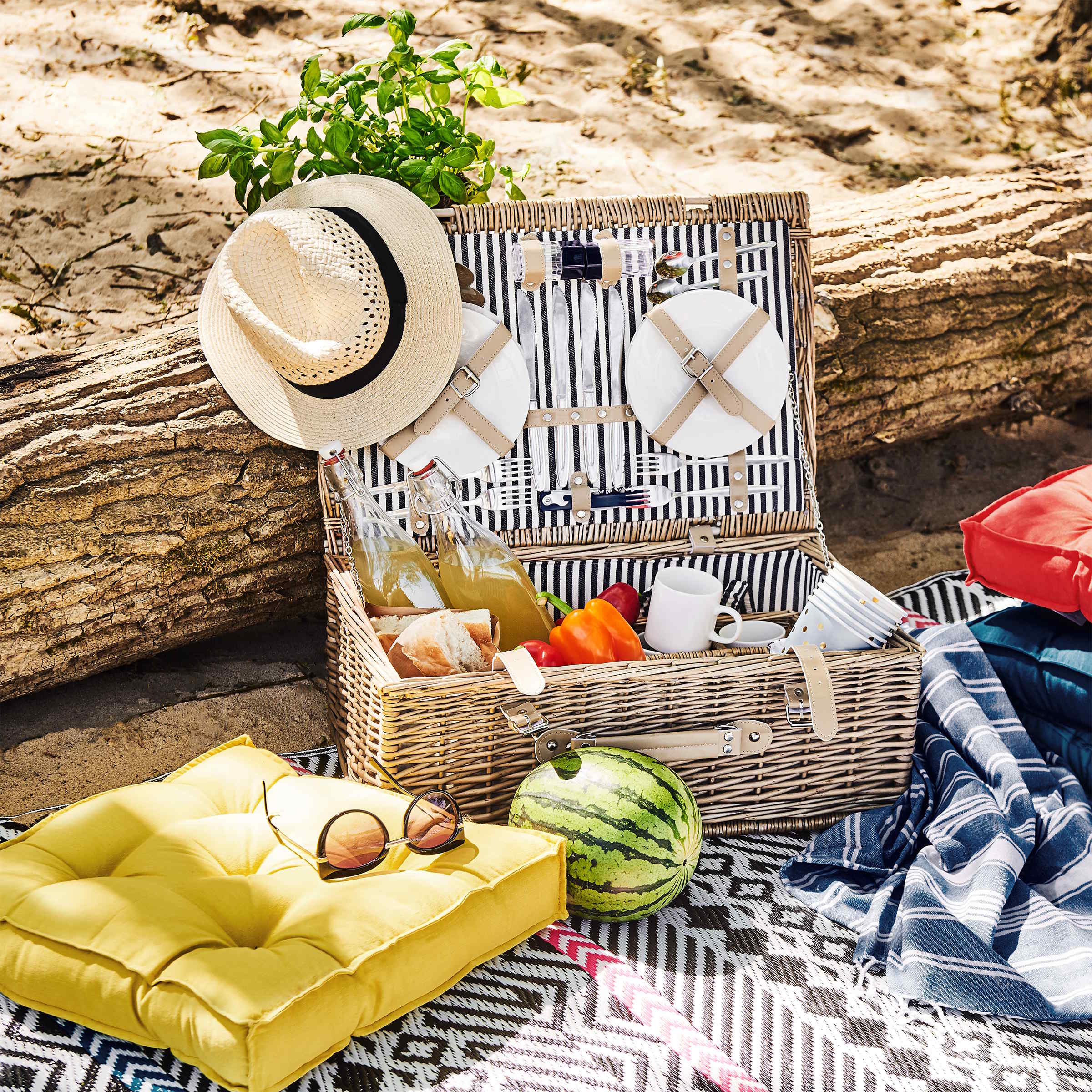A DAY IN THE PARK Picnic basket for 4 people W 55 x D 37cm - Image 6