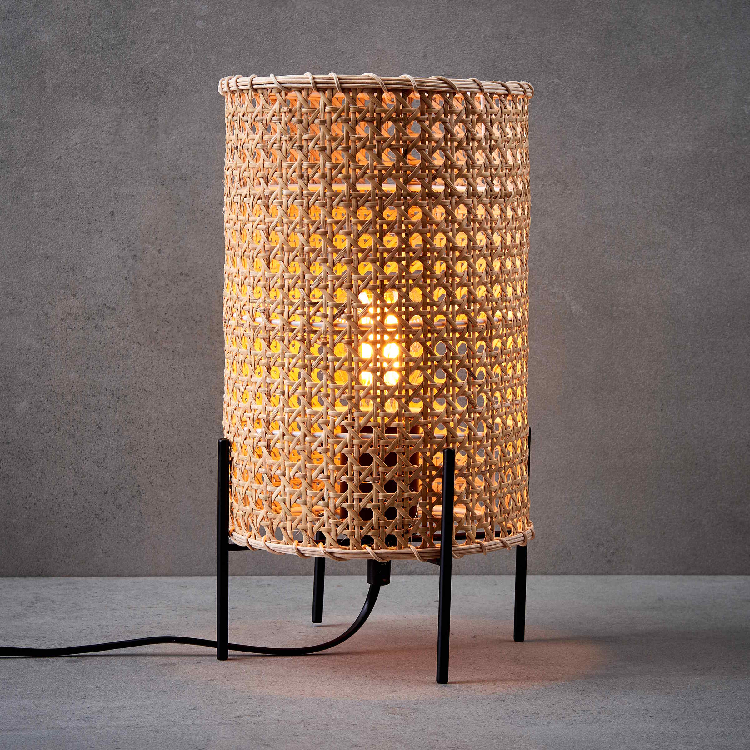 STILO rattan table lamp with metal rack
